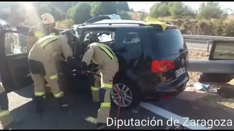 Una fallecida al colisionar un turismo contra un camión en la A-2 en la provincia de Zaragoza Una fallecida al colisionar un turismo contra un camión en la A-2 en la provincia de Zaragoza