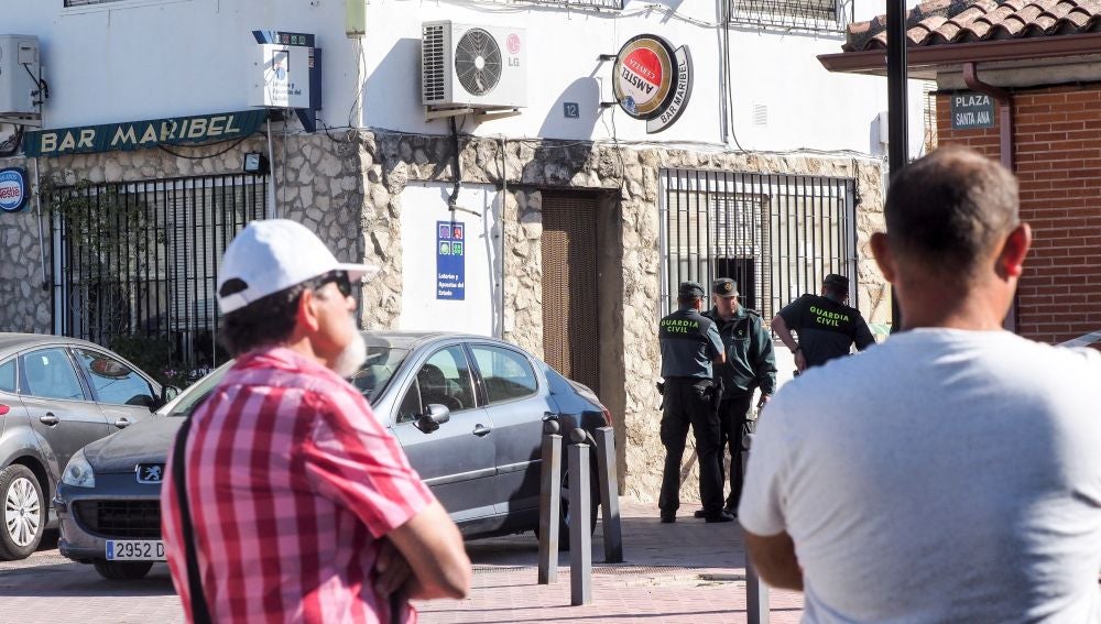 Agentes de la Guardia Civil ante el bar de la localidad vallisoletana de Castrillo-Tejeriego