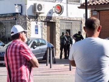Agentes de la Guardia Civil ante el bar de la localidad vallisoletana de Castrillo-Tejeriego