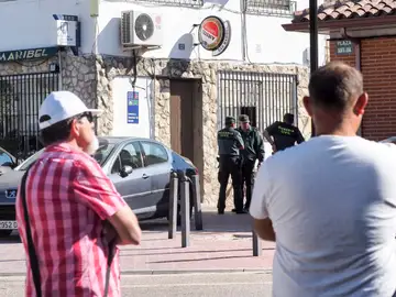 Agentes de la Guardia Civil ante el bar de la localidad vallisoletana de Castrillo-Tejeriego Agentes de la Guardia Civil ante el bar de la localidad vallisoletana de Castrillo-Tejeriego