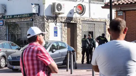 Agentes de la Guardia Civil ante el bar de la localidad vallisoletana de Castrillo-Tejeriego Agentes de la Guardia Civil ante el bar de la localidad vallisoletana de Castrillo-Tejeriego