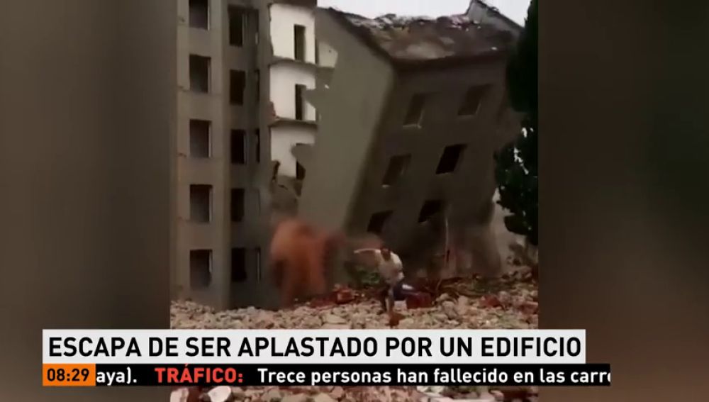 Un hombre se salva de un edificio que se derrumba delante de él