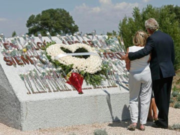 Familiares de las víctimas del accidente del vuelo JK5022 de Spanair ante el monumento con la inscripción "En algún lugar... siempre en nuestros corazones