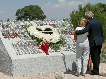 Familiares de las víctimas del accidente del vuelo JK5022 de Spanair ante el monumento con la inscripción "En algún lugar... siempre en nuestros corazones Familiares de las víctimas del accidente del vuelo JK5022 de Spanair ante el monumento con la inscripción "En algún lugar... siempre en nuestros corazones