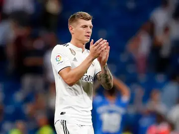 Toni Kroos aplaude al Bernabéu Toni Kroos aplaude al Bernabéu