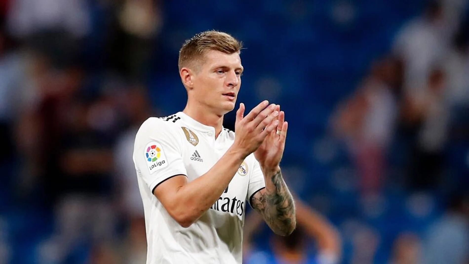 Toni Kroos aplaude al Bernabéu Toni Kroos aplaude al Bernabéu