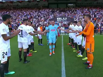El Valencia realiza el pasillo al Atlético de Madrid El Valencia realiza el pasillo al Atlético de Madrid