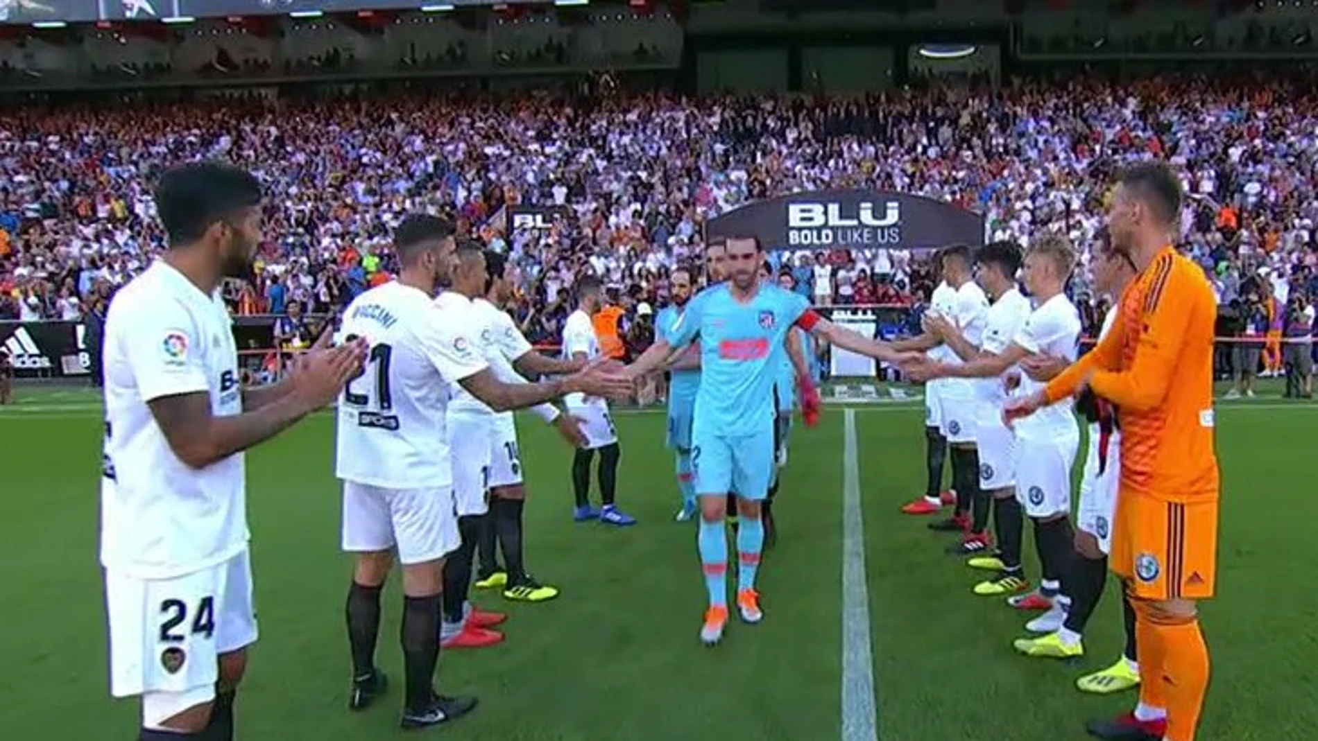 El Valencia realiza el pasillo al Atlético de Madrid El Valencia realiza el pasillo al Atlético de Madrid