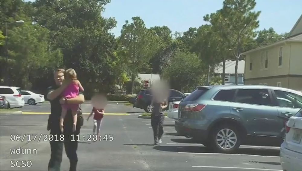La Policía de Florida convierte un rescate real a un menor olvidado en un coche en un anuncio