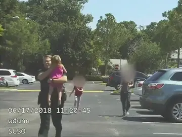 La Policía de Florida convierte un rescate real a un menor olvidado en un coche en un anuncio La Policía de Florida convierte un rescate real a un menor olvidado en un coche en un anuncio