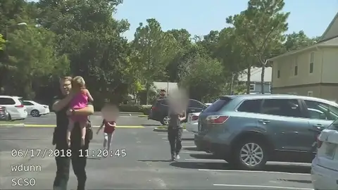 La Policía de Florida convierte un rescate real a un menor olvidado en un coche en un anuncio La Policía de Florida convierte un rescate real a un menor olvidado en un coche en un anuncio