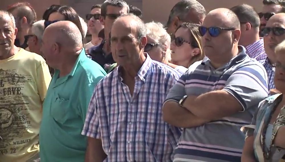 Concentración silenciosa ante el Ayuntamiento de Llanes en memoria del concejal de Izquierda Unida asesinado la semana pasada