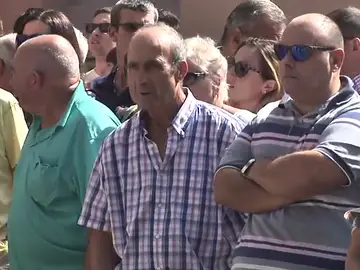 Concentración silenciosa ante el Ayuntamiento de Llanes en memoria del concejal de Izquierda Unida asesinado la semana pasada Concentración silenciosa ante el Ayuntamiento de Llanes en memoria del concejal de Izquierda Unida asesinado la semana pasada