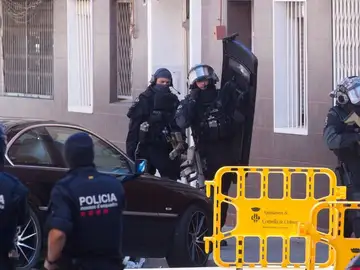 Noticias de la mañana (21-08-18) La Audiencia Nacional empieza a analizar el material incautado en el domicilio del atacante a la comisaría de Cornellà Noticias de la mañana (21-08-18) La Audiencia Nacional empieza a analizar el material incautado en el domicilio del atacante a la comisaría de Cornellà