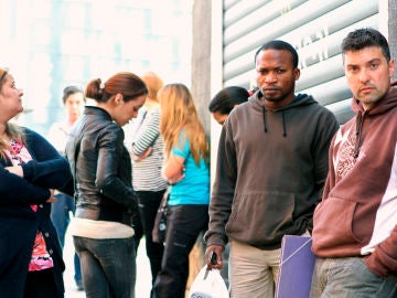 Numerosas personas hacen cola en una oficina de Lanbide-Inem en Bilbao.