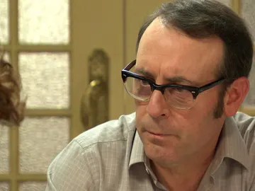 Benito intenta comprender a Benigna: "¿Qué te llevó a matar a un hombre?" Benito intenta comprender a Benigna: "¿Qué te llevó a matar a un hombre?"