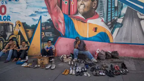Vendedores ambulantes ofrecen sus productos frente a locales comerciales cerrados en Caracas Vendedores ambulantes ofrecen sus productos frente a locales comerciales cerrados en Caracas