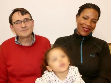 La pequeña Juana Manuela junto a sus padres La pequeña Juana Manuela junto a sus padres