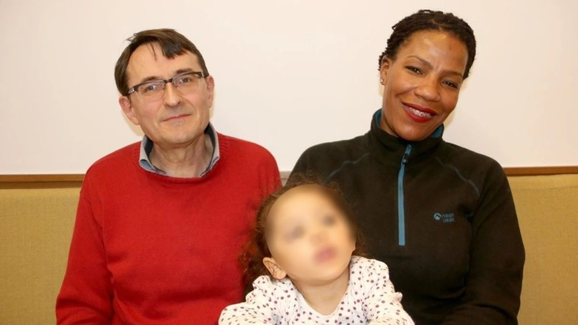 La pequeña Juana Manuela junto a sus padres La pequeña Juana Manuela junto a sus padres