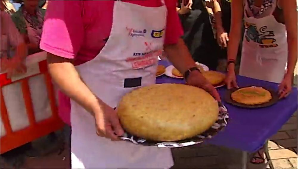 Cientos de bilbaínos participan en el Concurso de Tortilla de Aste Nagusia
