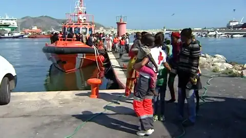 Inmigrantes llegan con Salvamento Marítimo Inmigrantes llegan con Salvamento Marítimo