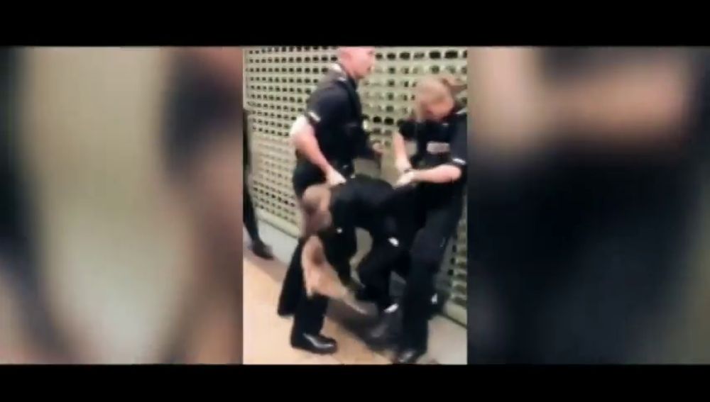 Un policía golpea en la cara a una niña de 14 años