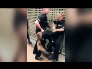 Un policía golpea en la cara a una niña de 14 años