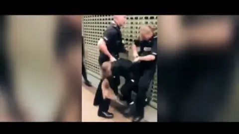 Un policía golpea en la cara a una niña de 14 años Un policía golpea en la cara a una niña de 14 años