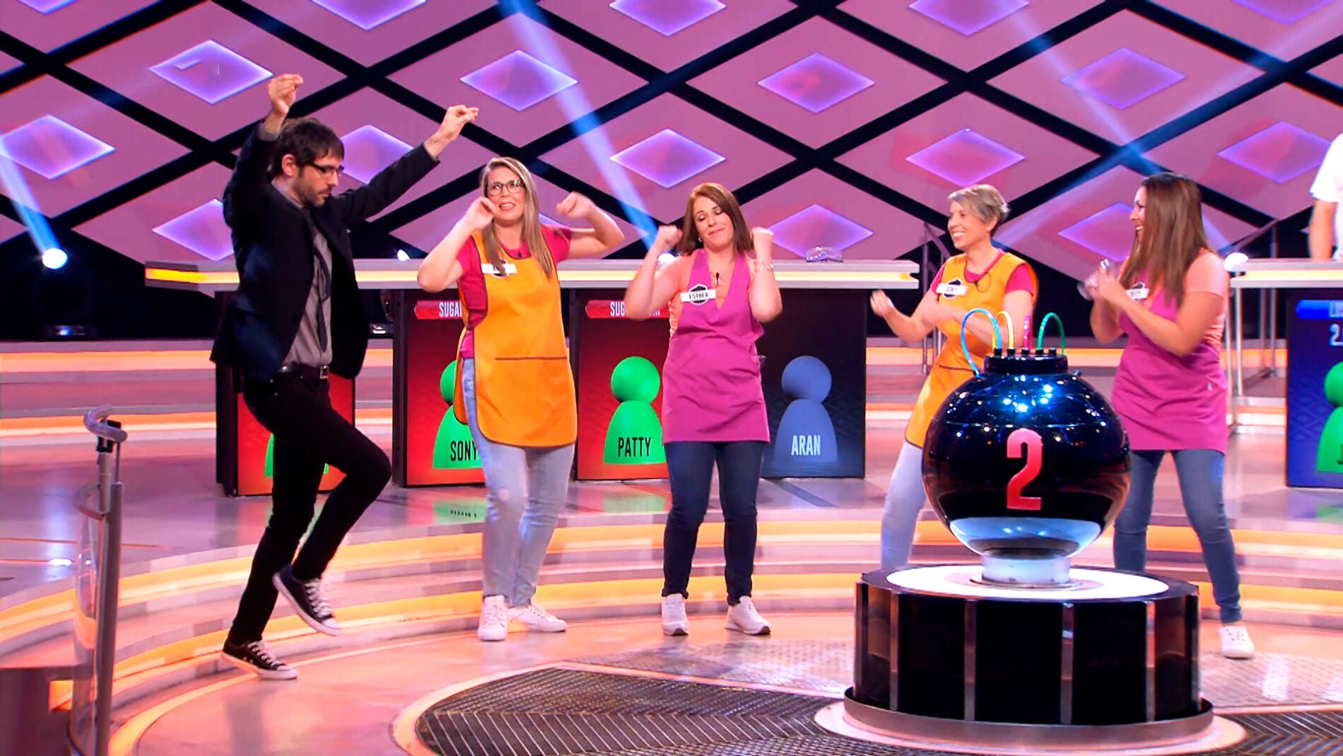 Juanra Bonet aprende a bailar una coreograf&iacute;a con mucho ritmo