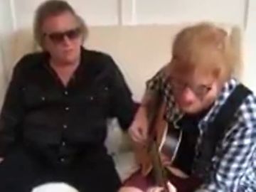 Ed Sheeran y Don McLean impresionan a sus fans cantando juntos entre bambalinas antes de un concierto