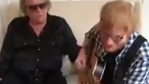 Ed Sheeran y Don McLean impresionan a sus fans cantando juntos entre bambalinas antes de un concierto Ed Sheeran y Don McLean impresionan a sus fans cantando juntos entre bambalinas antes de un concierto