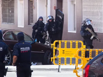Registro en el edificio donde vivía el que hombre ha sido abatido al intentar acceder en la comisaría de los Mossos en Cornellà Registro en el edificio donde vivía el que hombre ha sido abatido al intentar acceder en la comisaría de los Mossos en Cornellà