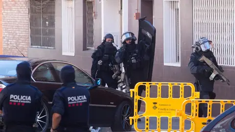 Registro en el edificio donde vivía el que hombre ha sido abatido al intentar acceder en la comisaría de los Mossos en Cornellà Registro en el edificio donde vivía el que hombre ha sido abatido al intentar acceder en la comisaría de los Mossos en Cornellà