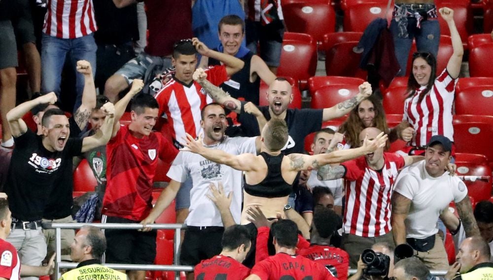 Muniain celebra su gol al Leganés con la grada de San Mamés