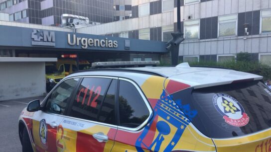 Veh&iacute;culo del 112 Madrid en el Hospital de La Paz