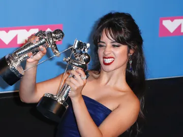 Camila Cabello posa con sus premios a Mejor Artista del Año y Vídeo del Año, en la sala de prensa de los Premios MTV Video Music Awards 2018 Camila Cabello posa con sus premios a Mejor Artista del Año y Vídeo del Año, en la sala de prensa de los Premios MTV Video Music Awards 2018