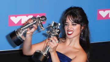 Camila Cabello posa con sus premios a Mejor Artista del Año y Vídeo del Año, en la sala de prensa de los Premios MTV Video Music Awards 2018