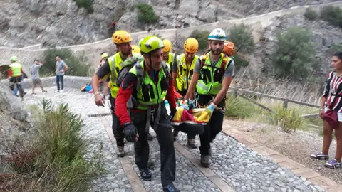 Miembros de los servicios de rescate retiran en camilla a un excursionista afectado por las inundaciones en la Garganta de Raganello en Civita Miembros de los servicios de rescate retiran en camilla a un excursionista afectado por las inundaciones en la Garganta de Raganello en Civita