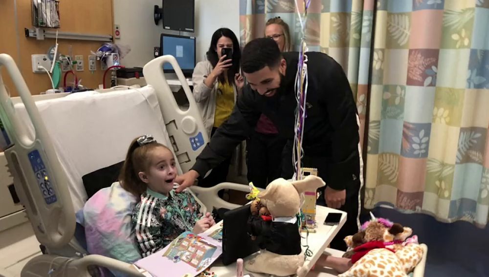 El rapero canadiense Drake visita por sorpresa a una niña hospitalizada