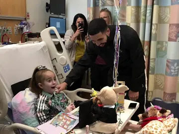 El rapero canadiense Drake visita por sorpresa a una niña hospitalizada El rapero canadiense Drake visita por sorpresa a una niña hospitalizada
