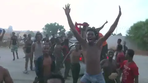 El presidente de Vox, sobre los guardias civiles heridos en Ceuta: "Estos heridos, y un guardia muerto cualquier día, serán culpa de este gobierno felón" El presidente de Vox, sobre los guardias civiles heridos en Ceuta: "Estos heridos, y un guardia muerto cualquier día, serán culpa de este gobierno felón"