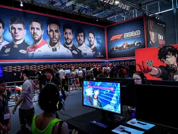 Varios asistentes prueban un videojuego durante la jornada inaugural de la feria Gamescom Varios asistentes prueban un videojuego durante la jornada inaugural de la feria Gamescom
