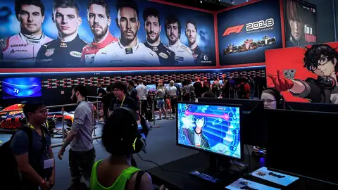 Varios asistentes prueban un videojuego durante la jornada inaugural de la feria Gamescom Varios asistentes prueban un videojuego durante la jornada inaugural de la feria Gamescom