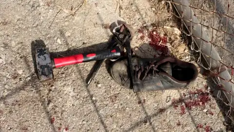 Los inmigrantes que han saltado la valla de Ceuta han utilizado objetos cortantes, cal viva y excrementos Los inmigrantes que han saltado la valla de Ceuta han utilizado objetos cortantes, cal viva y excrementos