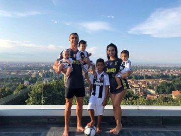 Cristiano Ronaldo posa con su familia vestidos de bianconeros