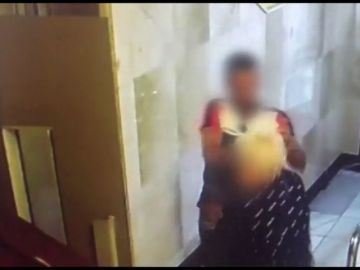 El momento en el que un ladrón zarandea a dos ancianas cuando intentaban entrar en el ascensor