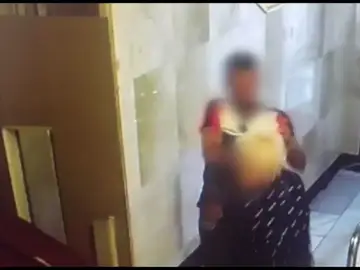 El momento en el que un ladrón zarandea a dos ancianas cuando intentaban entrar en el ascensor El momento en el que un ladrón zarandea a dos ancianas cuando intentaban entrar en el ascensor