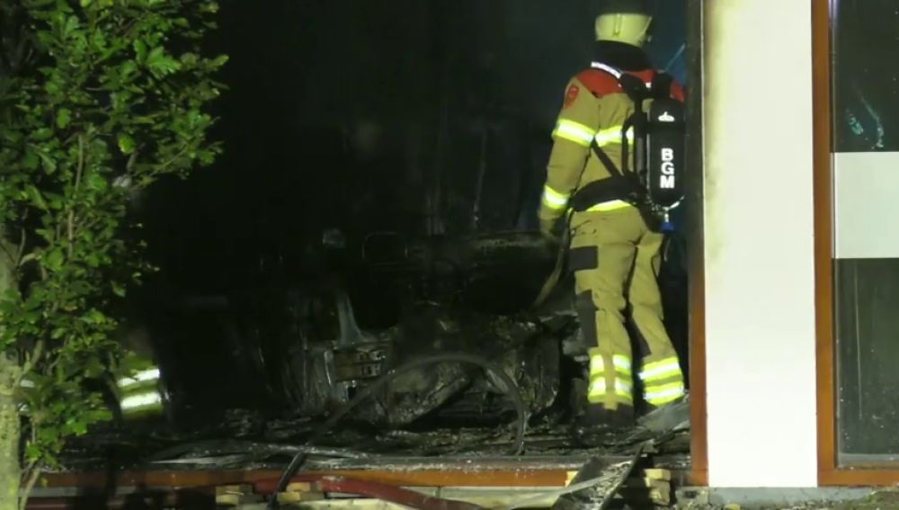 Un hombre estrella su coche contra el ayuntamiento de un pueblo de Holanda provocando una explosión 