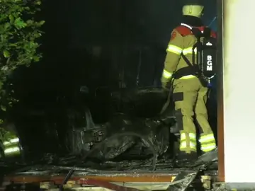 Un hombre estrella su coche contra el ayuntamiento de un pueblo de Holanda provocando una explosión Un hombre estrella su coche contra el ayuntamiento de un pueblo de Holanda provocando una explosión