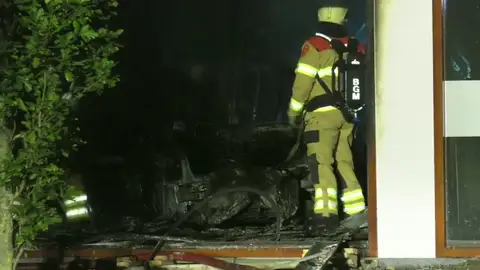 Un hombre estrella su coche contra el ayuntamiento de un pueblo de Holanda provocando una explosión Un hombre estrella su coche contra el ayuntamiento de un pueblo de Holanda provocando una explosión